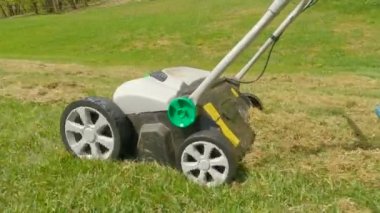 Toprak sıkıştırma ve çimen büyümesi için çimen havası. Baharın arka bahçesi daha sağlıklı ve daha kalın çimenler için çalışır. Bahçe düzenlemelerinde verimlilik için kullanışlı bahçe makineleri.