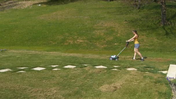 Statyczne Shot Młoda Kobieta Korzystająca Napowietrzacza Trawnika Podczas Konserwacji Ogrodu — Wideo stockowe