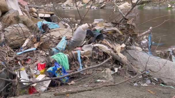 Tirana Albania 2022年3月 河川堤防で発生したプラスチックごみが廃棄物管理上の問題として発生 砂の川の海岸に川の破片やプラスチックごみの混合物 環境意識を高める必要性 — ストック動画