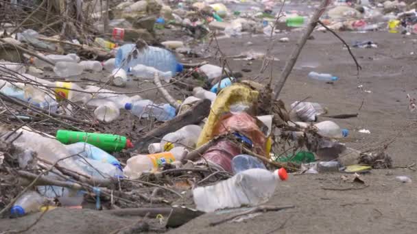 Tirana Albania March 2022 作为生态问题 洪水淹没了河岸的垃圾堆 河流垃圾和塑料垃圾混合在沙质河岸上 迫切需要提高对环境的认识 — 图库视频影像