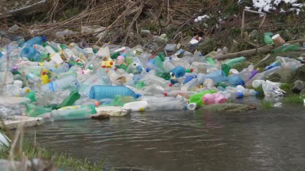 Tirana Albania March 2022 巨大的各种塑料瓶堆积在河边 在溪流中漂浮塑料瓶 塑料废物和河流垃圾混合在一起 破坏河流的自然 — 图库视频影像