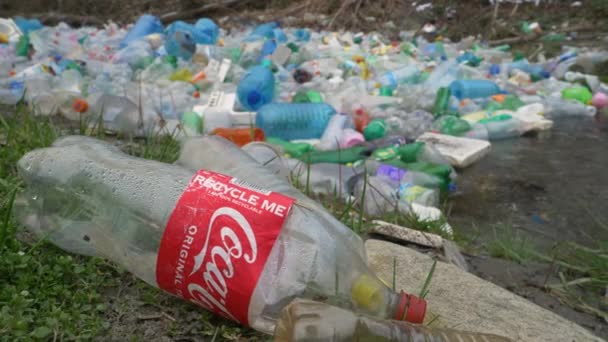 Tirana Albania March 2022 具有讽刺意味的形象 可可可可乐瓶子的废物污染在河流 垃圾处理的地方不合适 积存的塑料垃圾漂浮在河面上 — 图库视频影像