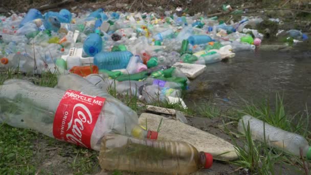 Tirana Albania 2022年3月 河川の廃棄物汚染に近いプラスチック製のコカ コーラボトルについての鉄のテキスト ゴミの処分には不向きです 川面に浮くプラスチックごみの蓄積 — ストック動画