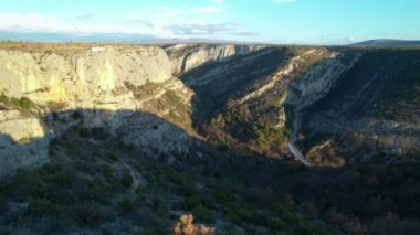 Muhteşem ve korunaklı karst formasyonu Cikola Kanyonu 'nun üzerinde sahne uçuşu. Dik ve derin nehir manzaralı Cikola kanyonu. Orta Dalmaçya 'da nefes kesici kireçtaşı manzara fenomeni.