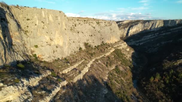 豪華な石灰岩の風景の壮大な日光の壁シコラキャニオン 川Cikola渓谷の上の登山者の楽園の風景高い角度ビュー カルスト形成の形態学的現象 — ストック動画