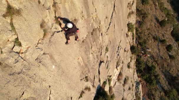 Genç Erkek Kaya Tırmanışçısı Güneş Işığından Kireçtaşı Duvarına Tırmanan Bir — Stok video