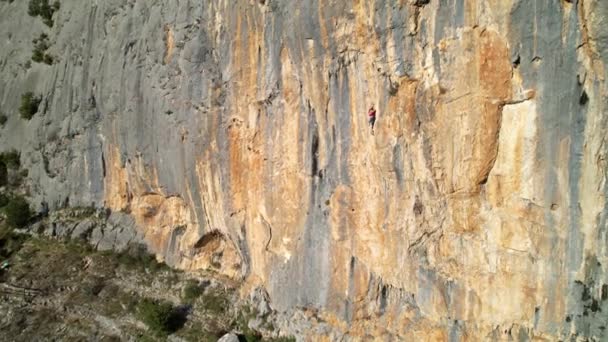 Aerial Traumhafte Landschaft Mit Bergsteigerinnen Die Die Sonnenbeschienene Wand Hinauf — Stockvideo