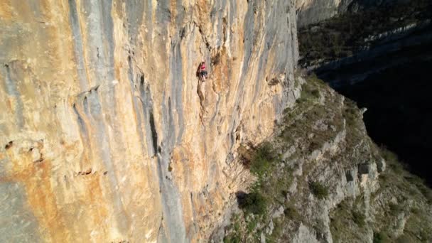 Aerial Gorgeous Sunlit Limestone Wall Ascending Young Female Rock Climber — Stock Video