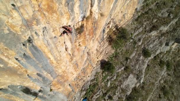 Aerial Sportliche Junge Frau Klettert Hochseil Die Malerische Kalksteinwand Hinauf — Stockvideo