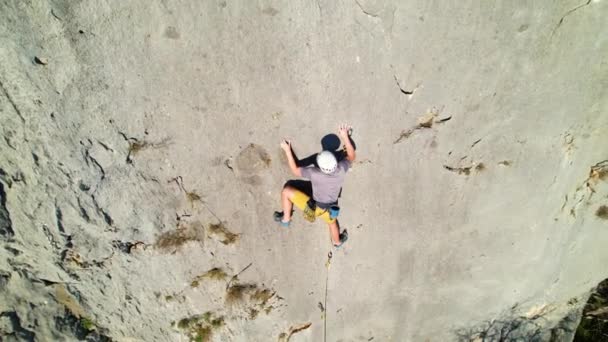 Aerial Młody Mężczyzna Wspinaczka Mocowania Liny Quickdraw Podczas Wspinaczki Ołowiu — Wideo stockowe
