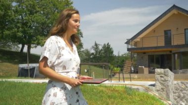 Dişi feng shui uzmanı Luo pan pusulasından bilgi topluyor. Kadın, Luo Pan 'ı tutarken ve ev yapımı için feng shui ölçümleri yaparken kararlı ve dengede duruyor..