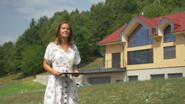 Değerlendirmede Luo pan pusulası kullanan kadın feng shui uzmanı. Ev yapımı için feng shui ölçümü almak için Luo Pan 'ı tutan kadın. İyi bir uyum için enerji akışı düzenlemeleri