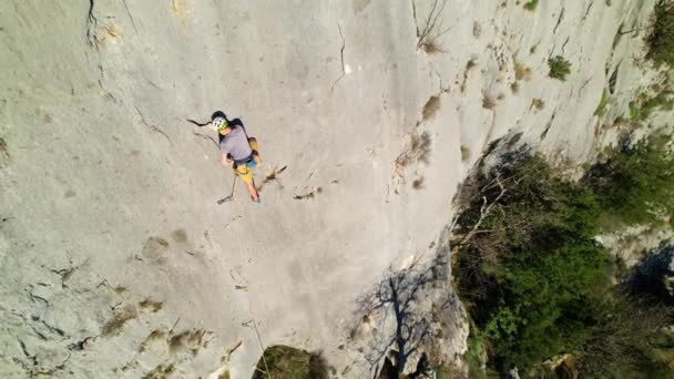 Aerial Junge Männliche Felskletterer Führen Klettern Und Verwenden Schnellzug Seil — Stockvideo