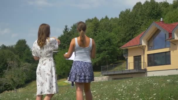 Două Femei Stau Picioare Timp Consultă Fața Locului Privire Clădirea — Videoclip de stoc