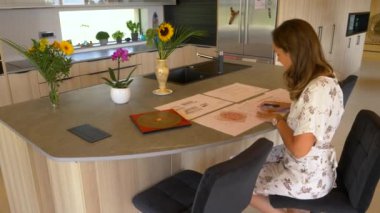 Feng shui uygulayıcısı, feng shui enerji dağılımını analiz ediyor. Dengeli ev için feng shui planı yapan genç bir kadın, iyi bir uyum ve etkin ev iç tasarım düzenlemesi.