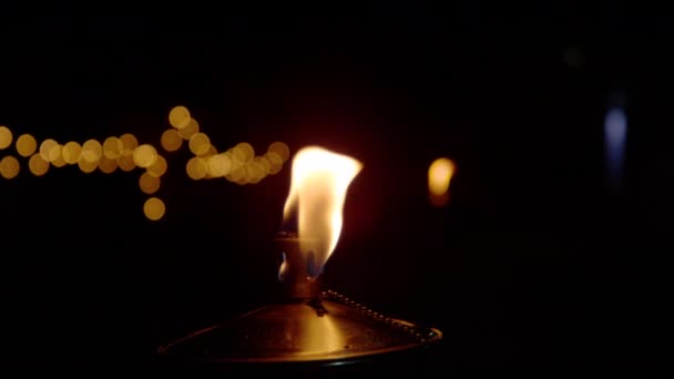 慢动作 夜间金属油灯燃烧火焰的详细视图 油基灯的橙色发光火焰 背景为黑色 具有防震效果 迷人的氛围对夜晚情绪的影响 — 图库视频影像