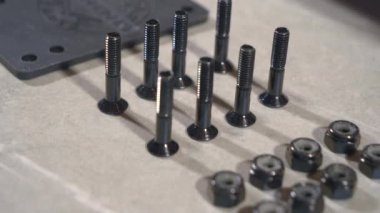 LA, Birleşik Devletler, Nisan 2022: Bireysel kaykay parçalarının sıralı dizilimi ve tezgahtaki aletler montaja hazır. Düzenlenmiş kaykay montaj parçalarının ayrıntılı taşınma genel görünümü.