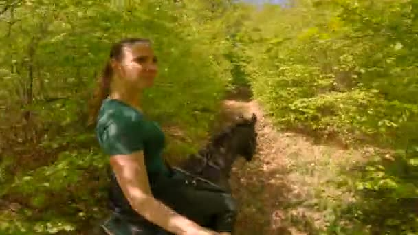 Νεαρή Γυναίκα Καβαλάει Άλογο Δασικό Μονοπάτι Περνώντας Πράσινα Δέντρα Γυναίκα — Αρχείο Βίντεο