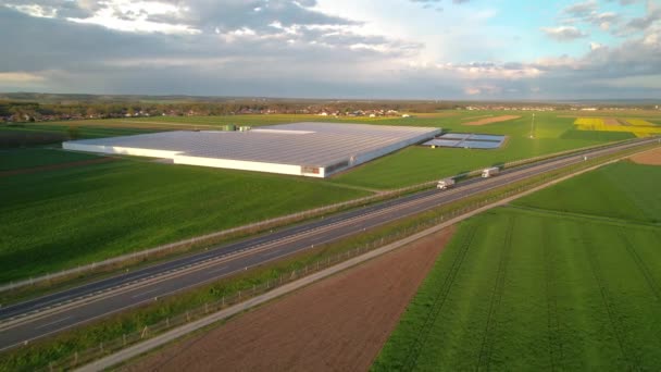 Aerial Großes Gewächshaus Für Gemüseproduktion Der Nähe Der Autobahn Goldenem — Stockvideo