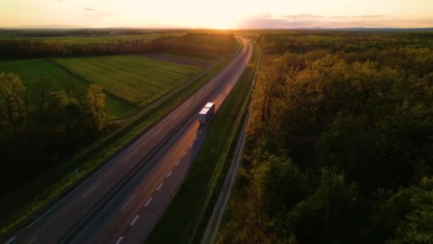 Aerial Konvoj Lastbilar Landsväg Landsbygden Vackert Gyllene Ljus Låg Trafik — Stockvideo