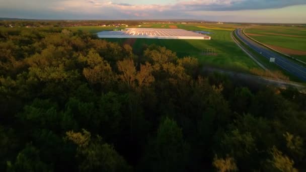Aerial Modern Hidroponikus Üvegház Növénytermesztéshez Arany Napfényben Üvegház Épület Vízakkumulátorokkal — Stock videók