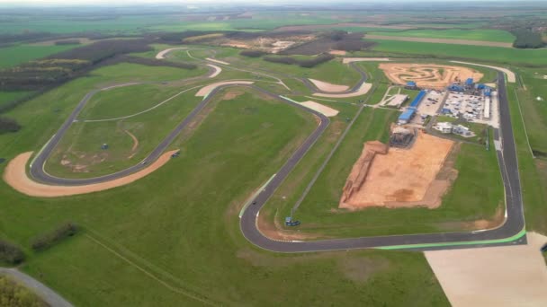 Aerial Vista Del Circuito Carreras Instalaciones Con Vueltas Entrenamiento Coches — Vídeos de Stock