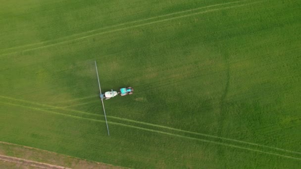 Aerial Top Tractor Azul Con Equipo Agrícola Moderno Fertilizando Campo — Vídeo de stock
