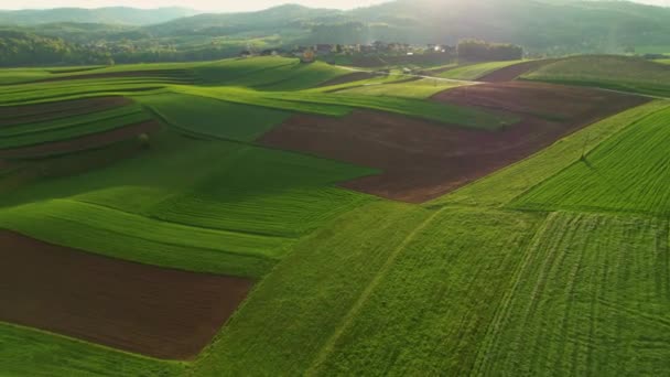 Aerial Precioso Campo Rural Montañoso Con Pequeños Pueblos Tierras Cultivo — Vídeos de Stock