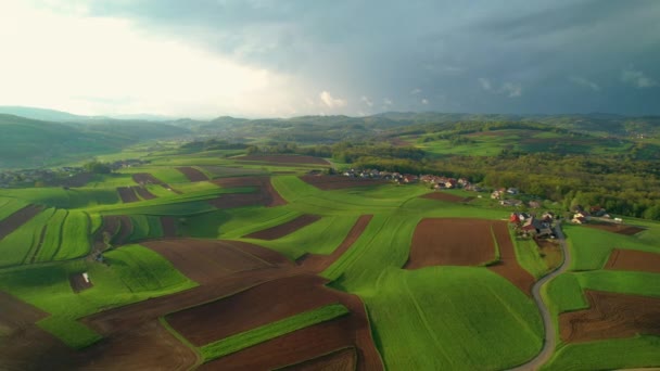 Aerial Impresionante Vista Del Campo Montañoso Con Prados Campos Pequeño — Vídeos de Stock
