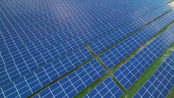 Aerial Ogromne Pole Licznych Kolektorów Słonecznych Produkcji Energii Elektrycznej Elektrownia — Wideo stockowe