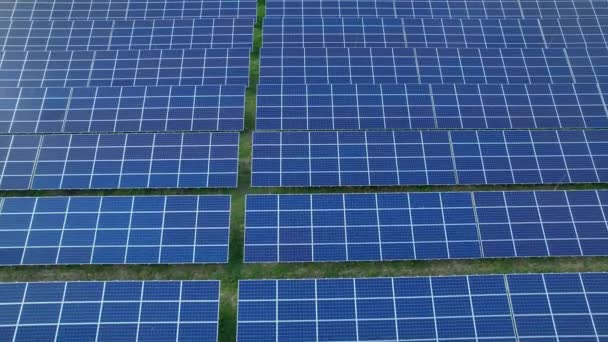Aerial Lined Numerous Solar Panels Effective Production Electricity 太阳能技术促进更可持续的未来 作为发电手段的光伏发电站 — 图库视频影像
