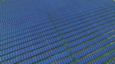 Güneş panelleri elektrik üretmek için güneş ışığı enerjisi toplamak için kullanılıyor. Sürdürülebilir bir gelecek için güneş enerjili teknoloji. Elektrik üretmek için fotovoltaik enerji santrali.