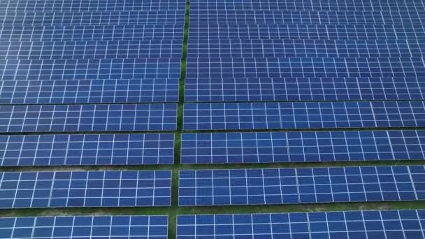 Aerial Многочисленные Солнечные Коллекторы Производства Электроэнергии Устойчивым Способом Фотоэлектрическая Электростанция — стоковое видео