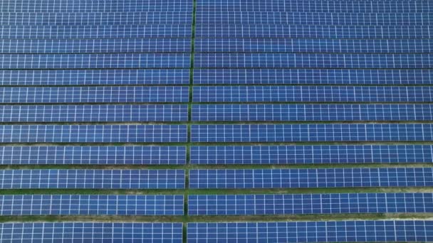 Aerial 作为光伏发电系统的一部分 飞越巨大的太阳能电池板阵列 创新太阳能技术促进更可持续的替代能源生产 — 图库视频影像
