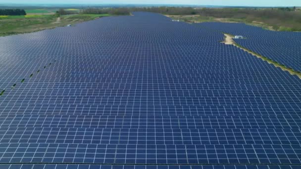 Aerial Überfliegen Eines Riesigen Feldes Sonnenkollektoren Für Eine Nachhaltige Energieproduktion — Stockvideo