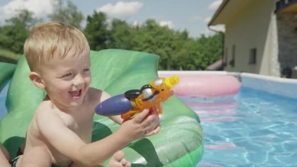 Close Kleine Jongen Genieten Van Het Water Vechten Spel Tijdens — Stockvideo
