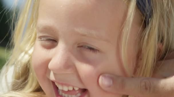 Zamknij Się Stosując Ochronny Krem Przeciwsłoneczny Twarz Małej Dziewczynki Przed — Wideo stockowe