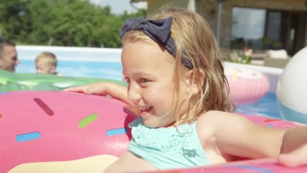 Cerrar Adorable Chica Disfrutando Flotando Rosquilla Inflable Piscina Alegre Sonriente — Vídeo de stock
