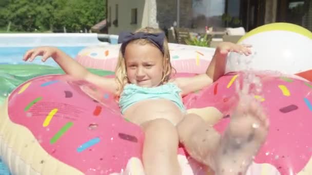 Close Nettes Mädchen Das Pool Auf Aufblasbarem Donut Schwimmt Und — Stockvideo