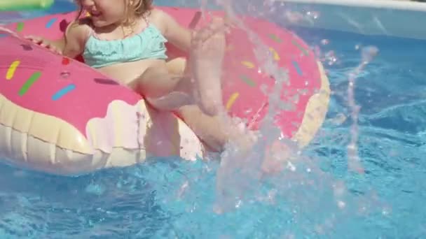 Close Маленькі Дівочі Ноги Розбризкують Воду Пончика Плаваючих Басейні Симпатична — стокове відео