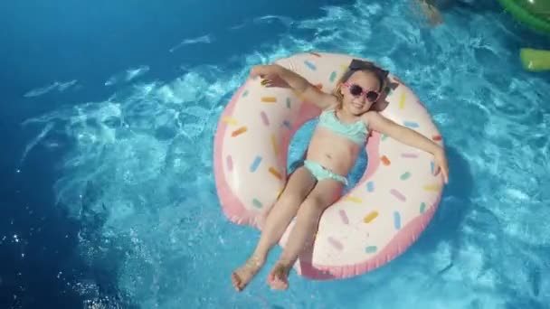 Top Мила Дівчинка Сонцезахисними Окулярами Пончику Плавання Басейні Весела Дівчина — стокове відео