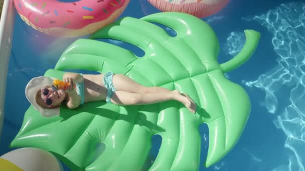 Top Χαριτωμένο Κορίτσι Που Βρίσκεται Ένα Floatie Πιτσιλίσματος Νεροπίστολο Προς — Αρχείο Βίντεο