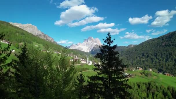 Aereo Pittoresco Villaggio Alpino Che Rivela Dietro Gli Alberi Verdi — Video Stock