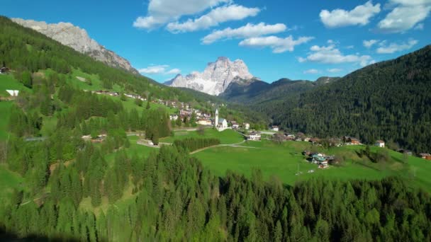 Aerial Prachtig Uitzicht Bergdorp Met Hoge Bergtoppen Achtergrond Pittoresk Uitzicht — Stockvideo
