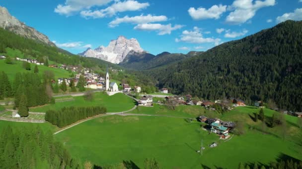 Aerial Wspaniały Widok Alpejską Wioskę Wśród Śnieżnej Góry Wiosną Malowniczy — Wideo stockowe