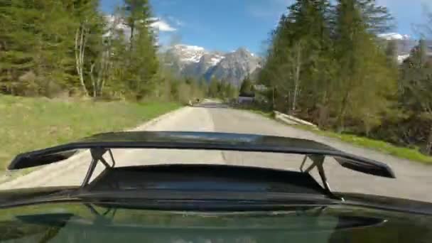 Giau Pass Dolomites イタリア 2022年5月 車のスポイラーや豪華な風景の方への眺めをバックにしたパノラマドライブ 山道を運転しながら美しい高山の風景を通り過ぎる — ストック動画