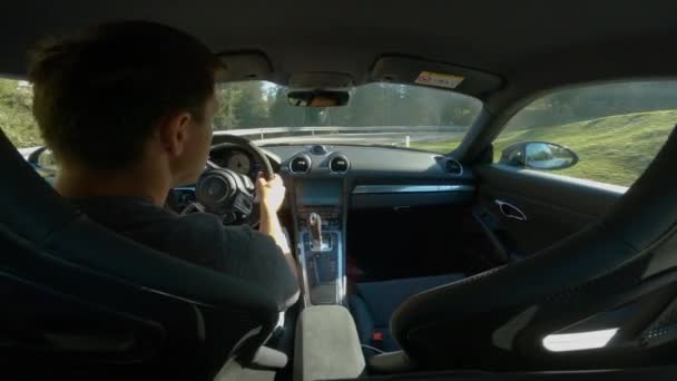 Giau Pass Dolmites Italy May 2022 Νεαρός Οδηγός Οδηγάει Στροφές — Αρχείο Βίντεο