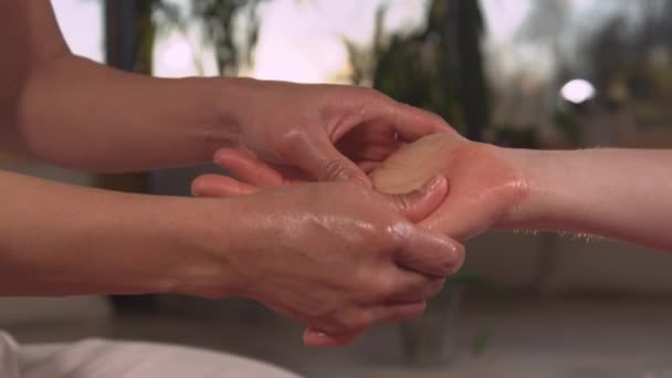 Close Vrouwelijke Therapeut Uitvoeren Van Hand Reflexologie Massage Gouden Licht — Stockvideo