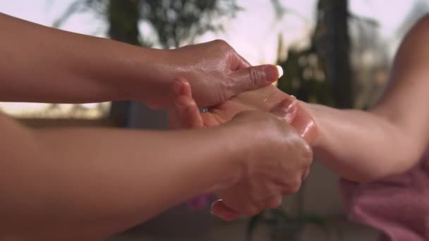 Fechar Massagem Reflexologia Mão Para Relaxamento Bela Luz Solar Dourada — Vídeo de Stock