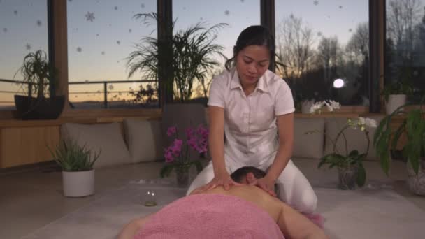 Jovem Massagista Profissional Realiza Relaxante Massagem Muscular Nas Costas Terapêutica — Vídeo de Stock
